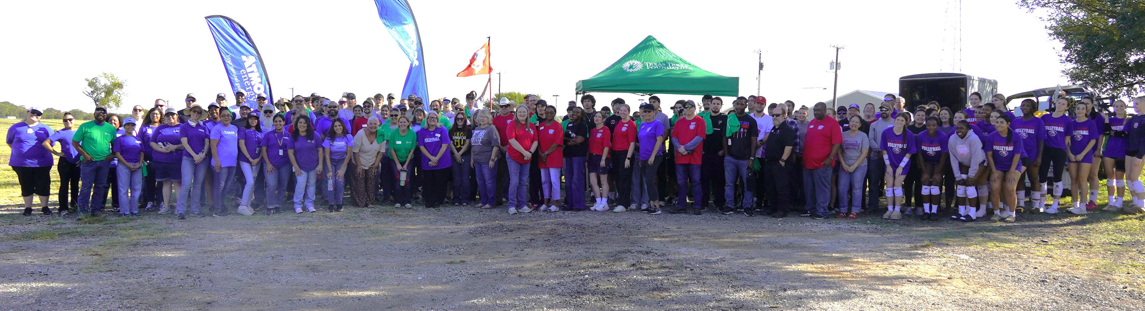 Group of Hill College students and employees, Atmos employees, and Texas Trees Foundation employees